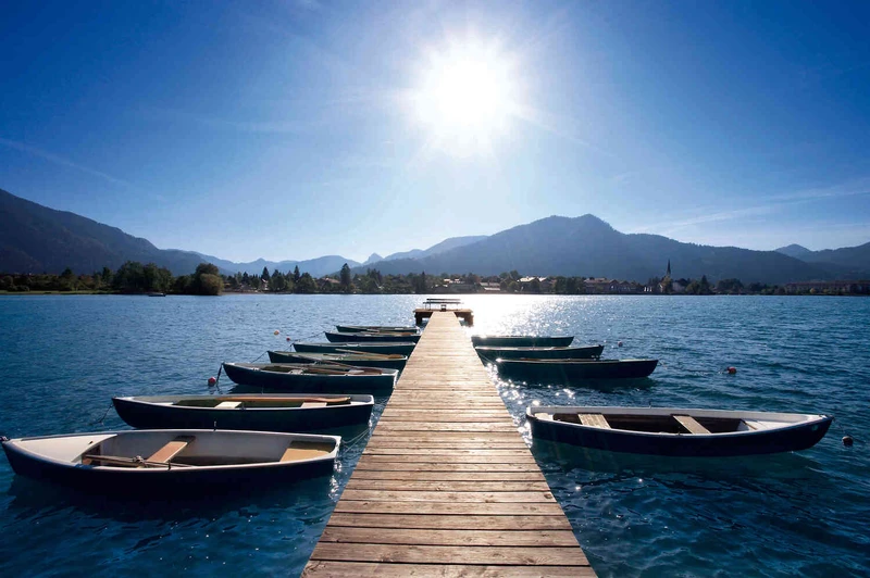 Holzsteg mit Boten am Tegernsee