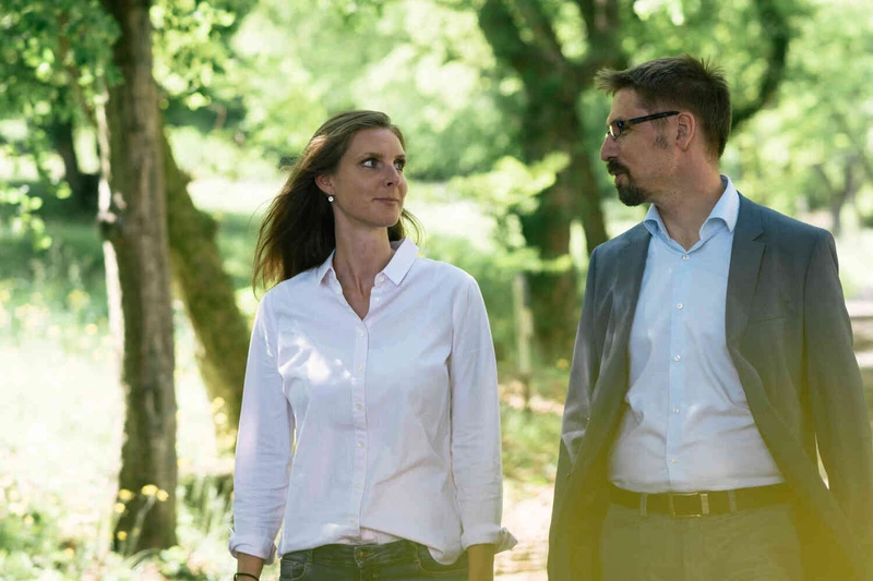 Zwei personen spazieren in der natur