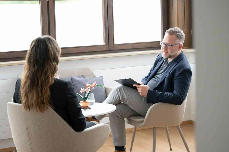 Zwei personen spazieren durch den wald